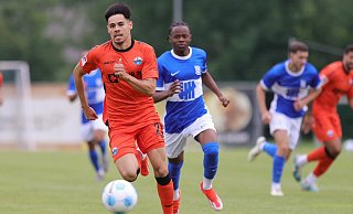 Raphael Obermair, der hier im Testspiel gegen Birmingham den Vorwärtsgang einlegt, ist in Paderborn zum Führungsspieler gereift. - Oliver Krato