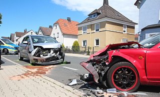 Die Fahrerin des silbernen Fahrzeugs ist schwer verletzt ins Krankenhaus gekommen. - Susanne Barth