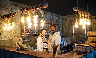 Thanujan Sivananthan und seine Frau Sina im "Rohbau" des Restaurants. - Mike-Dennis Müller / www.mdm.photo