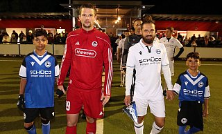 VfL-Kapitän Malte Siekmann (in rot) und Arminias David Ulm führten die Teams mit zweien der Kinder für die das Benefizspiel gedacht war auf den Platz. - Wolfgang Rudolf
