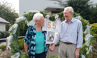 Irmgard und Günter Wehmeier blicken sich verliebt an. - Sven Hauhart