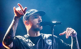 Sänger Casper steht in Bielefeld auch schon mal im Arminia-Trikot auf der Bühne, wie hier beim "Zurück Zuhause Festival". Jetzt plant er ein "großes besonderes Konzert" in seiner Heimat. - Mike-Dennis Müller / www.mdm.photo