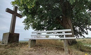 Das Wegekreuz an der Kreisstraße 4 lädt zum Verweilen ein. - David Schellenberg