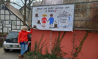 Mit dieser Karikatur möchte Künstlerin Renate Judith in Höxter zum Nachdenken anregen. Seit dieser Woche hängt das Werk an der Minoritenstraße. - Falk Wennemann