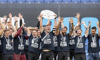 Der größte Erfolg: Fabian Klos (M.) stemmt als Kapitän von Arminia Bielefeld die Meisterschale der 2. Bundesliga in die Höhe. - imago images/Sven Simon