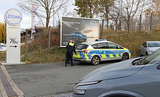 Polizisten begutachten den Tatort. - Simon Schulz