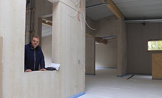 Dieter Hinzmann testet schon mal den Blick aus dem Klassenzimmer in die offene Mitte. Die große Fläche dient künftig als zusätzlicher Aufenthaltsraum. - Heidi Froreich
