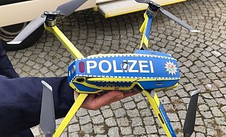 Mit einer Drohne können die Polizisten die Unfallstellen aus der Luft dokumentieren. - Polizei Bielefeld