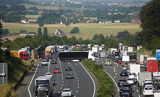 Ende Juni durchbrach ein Lkw die Mittelleitplanke auf der A2 bei Porta Westfalica. Für die Bergungsarbeiten waren mehrere Spuren zeitweise gesperrt. - Claus Frickemeier