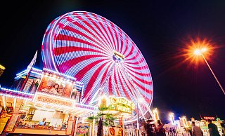 Das Riesenrad dreht sich auf dem Maspernplatz vor der Paderhalle. Rund 160.000 Menschen besuchten Kirmes und Pottmarkt während "Libori light". - Besim Mazhiqi