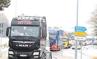 Laut hupend fuhren die LKW durch das Kreisgebiet und sorgten für Verkehrsbeeinträchtigungen. - Claus Frickemeier