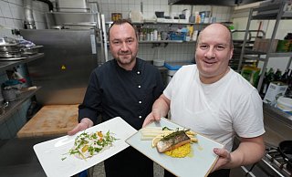 Die Köche Michael Stanislowski (l.) und Maik Hauptfleisch präsentieren ein Spargelgericht und eine Vorspeise. - Peter Unger