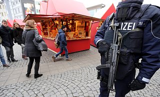 Dass Polizeistreifen wie 2016 mit Maschinenpistole über den Weihnachtsmarkt patrouillieren, ist derzeit nicht nötig. Foto: Wolfgang Rudolf - Wolfgang Rudolf