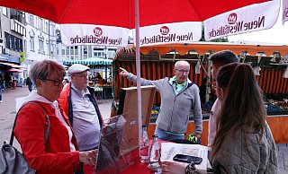 Abstimmung vor Ort: Auf dem Tablet am „NW“-Stand können Gäste schon mal wählen. - Patrick Menzel