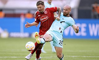 Düsseldorf-Stürmer Dawid Kownacki wird hier im Hinspiel entschlossen von SCP-Verteidiger Jannis Heuer bearbeitet. Kownacki wird für das Rückspiel wegen einer Gelbsperre nicht im Kader seiner Mannschaft stehen. - IMAGO/Laci Perenyi