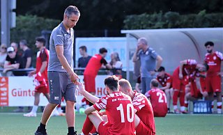 Co-Trainer Marcel Thelen versucht die Spieler Kadir Yildirim und Lennard Wüllner aufzubauen. - Niklas Gessat