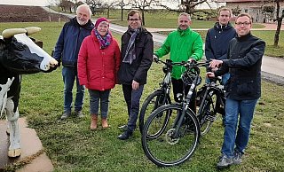 Am Hof Stefani am Asselerfeld beginnt über Kuppe in Richtung Wethen führend der nun ausgebaute Abschnitt, den Rainer Diekmann (v. l.) von der Baufirma, Ortsvorsteherin Annette Lages, Bürgermeister Tobias Scherf, Markus Engemann vom Bauamt, Touristiker Lucas Simon und Mobilitätsmanager Jan Kolditz eröffneten. - Dieter Scholz