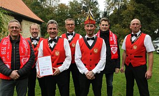 Stefan Hötger, zuständig für den Service des FCC (v. l.), FCC-Vorsitzender Heinrich Henneken, bisheriger Prinz Jörn Lange, Präsident Uwe Feddermann, Prinz Janis Lange, Moritz von Twickel (Westheimer Brauerei) und der zweite Vorsitzende Frank Reutter. - Johannes Büttner