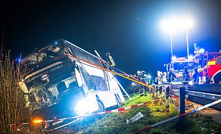 Rettungskräfte arbeiteten in der Nacht zu Karfreitag an einer Unfallstelle auf der Autobahn 44 an dem verunfallten Bus, der bei Werl von der Fahrbahn abkam und auf die Seite stürzte. - dpa/Daniel Schröder