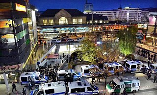 Mehr als 300 Fans des St. Pauli wurden von der Polizei am Boulevard (Hauptbahnhof) festgehalten. Stunden nach Spielschluss mussten immer noch viele dort ausharren. - BARBARA FRANKE
