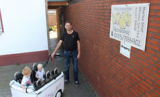 Markus Stief ist seit 2021 Tagespflegevater in der Kükenbande. Im Gegensatz zu seinem Bürojob früher kann er jetzt mehr Zeit mit seinen eigenen sieben Kindern verbringen. Mit im "Kinderbus" sitzen Leonard (2) und Charlotte (1). - Anastasia von Fugler