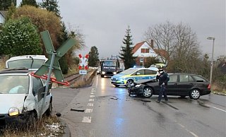 Beide Autos waren nicht mehr fahrbereit. - Polizei Minden-Lübbecke