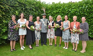 Das neue Regentenpaar Dirk Ciesla und Elke Exner (Mitte) und die Throndamen Frauke Nixdorf, Nadine Schindowski, Anja Hilker, Britta Ciesla sowie Ivette Klocke, Jana Meyer, Inge Schindowski und Daria Bunte (v. l.) freuen sich auf ein schönes Schützenjahr. - Karin Prignitz