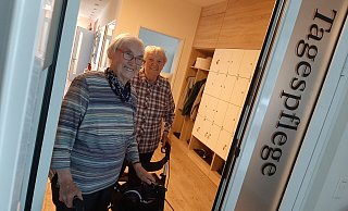 Lange Jahre brachten sie die Zeitung ins Haus. Jetzt fühlen sich die Geschwister Luci Behler und Maria Vandiken in der Tagespflege Petker geborgen. - Dieter Scholz