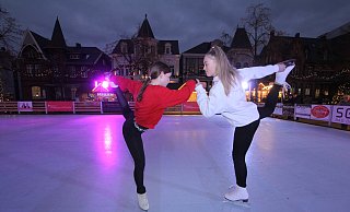 In diesem Jahr können die Eiskunstläuferinnen Maureen und Manjara Tappe aus Bad Oeynhausen wieder auf echtem Eis ihre Pirouetten drehen. - Ulf Hanke