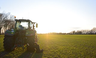Liebe zur Landwirtschaft: Mit dem Foto "Trecker im Arm" ging es 2020 für den Agrarblogger auf Instagram los. - Pelzer