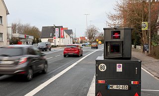 Der Blitzer der Stadt steht auch gelegentlich an der Engerstraße. In Herringhausen an der Engerstraße wacht überdies ein stationärer Blitzer des Kreises über"Tempo 30". - Frank-Michael Kiel-Steinkamp