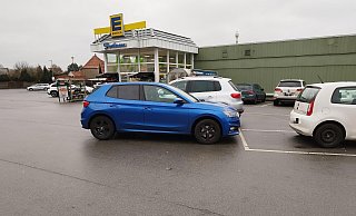 Hier ist keine Parkbucht eingezeichnet. Trotzdem stellen viele Fahrer ihr Fahrzeug unberechtigterweise so wie in dieser nachgestellten Szene zwischen Edeka Farthmann und Postfiliale ab. - Andre Schneider