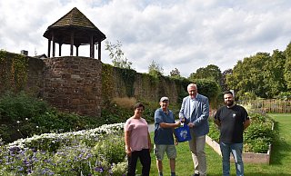 Aus Bramsche bei Osnabrück: Christoph Bunge (63, 2. v. l.) ist der 500.000 Besucher der Landesgartenschau Höxter. LGS-Chefin Claudia Koch (v. l.), Bürgermeister Daniel Hartmann und Marc Schulz (LGS-Ticketing) gratulieren. - LGS