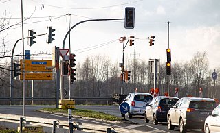 Die provisorische Ampel an der Lärmschutzwand-Baustelle zeigt nach Ansicht der CDU, dass eine bessere Taktung für den Verkehrsfluss möglich ist. - Niklas Tüns