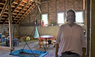 Den Dachboden hat Ina Hartmann entkernt und in ein Spieleparadies umgewandelt. Hier findet eine Krabbelgruppe statt, auch Kindergeburtstage können dort gefeiert werden. - Nicole Fischer