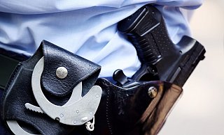 Bei einem Polizeieinsatz ist ein 24-jähriger Mann aus Rheda-Wiedenbrück handgreiflich geworden und hat einen Polizisten in den Finger gebissen. - Symbolbild/dpa