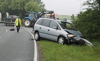 Dieser Opel Zafira geriet bei Haarbrück aus ungeklärter Ursache auf die andere Fahrbahnseite und stieß dort mit einem Audi A 3 zusammen. - Manuela Puls