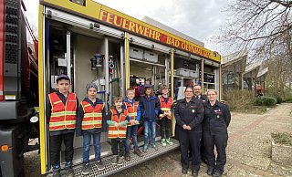 Cem (v. l.), Luis, Florian, Justus, Mikel und Linus sind stolz auf ihren Dienst bei den Feuerdrachen. Jennifer Bekemeier und die neuen Betreuer-Nord - Emily Bekemeier und Dietrich Riedel - freut's. - Nicole Sielermann