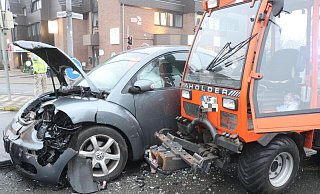 Der VW Beetle wurde bei dem Unfall in Enger stark beschädigt. - Ekkehard Wind