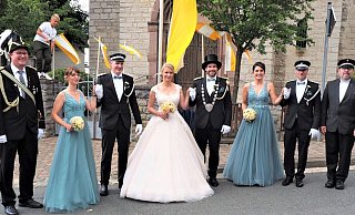 Oberst Sebastian Helmes (v. l.), Anna-Lena und Matthias Helmes, Königin Charlene Drewes, König Thomas Ostermann, Corinna und Jens Kunstein sowie Präses Markus Jux. - Josef Köhne