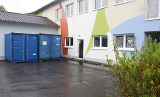 Weil ein Lagerraum fehlt, sind am Kindergarten in Kollerbeck vorübergehend zwei Container aufgestellt worden. - Burkhard Battran