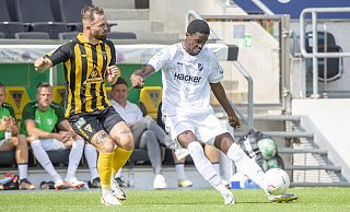 Ibrahim Sori Kaba (r.), hier im Trikot des SV Rödinghausen, kickt jetzt für den Landesligisten VfL Theesen. - Joel Beinke