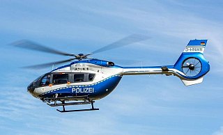 Unter anderem mit einem Hubschrauber suchte die Polizei am Mittwochabend in Rietberg nach einem Vermissten. - Polizei (Symbolbild)