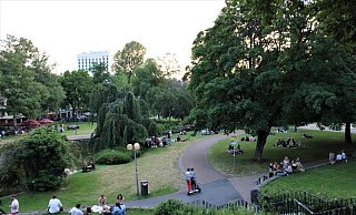 Beliebter Treffpunkt nicht nur tagsüber, sondern bis in die Nacht ist das Paderquellgebiet. - Hans-Hermann Igges