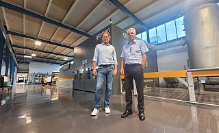 Andreas Bollmann (rechts) und Ralf Krüßel stehen vor einem Einscheibensicherheitsglas-Ofen, in den das Unternehmen zuletzt investiert hat. - Florian Weyand