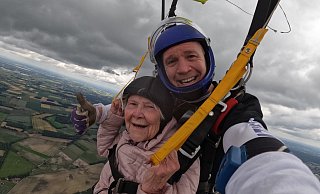 Sprung aus 4000 Metern Höhe: Annelies Schäfermann aus Pivitsheide hat es wieder getan, diesmal mit Tandempartner Peter Bowes. Das Geschenk bekam die rüstige Rentnerin zum 90. Geburtstag, - Fallschirmsport Damme