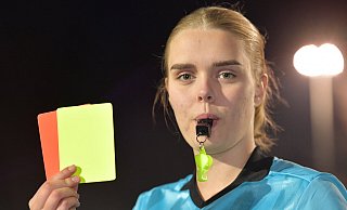 Aufsteigerin: Doro Brockschmidt hat ihre Werkzeuge im Griff. Die 19-Jährige darf nun auch in der Futsal-Regionalliga pfeifen. - Jens Dünhölter