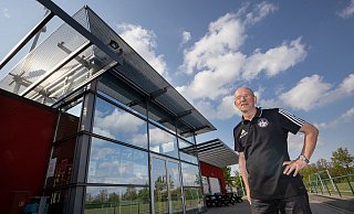 Oliver Stüwe, aktueller 1. Vorsitzender des VfL, ist durchaus Stolz auf das neue, stylishe Vereinsheim. - Oliver Krato