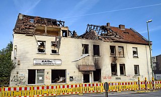 Das ehemalige Hotel Kaiser wurde vor dem Brand nicht mehr benutzt. Bis im Dezember die Stadt acht der Zimmer für die Unterbringung von Obdachlosen im kalten Winter beschlagnahmte. Seit dem Brand ist es einsturzgefährdet. - Barbara Franke