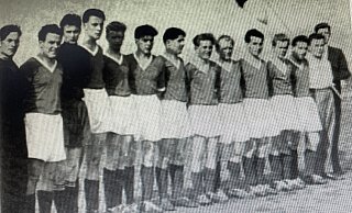 Die Zentner-Elf: Betreuer Altemeier (v. l.), Karl-Heinz Hofbauer, Kurt Klüter, Fritz Pleitgen, Norbert Friedrichs, Kuhlhoff, Karlfried Stuke, Klaus Rienhöfer, Kurt Zentner, Günter Skibba, Friedhelm Mailänder, Günter Schiffner und Heiner Grobe. - Thorsten Mailänder